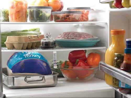 Как устранить запах в холодильнике
